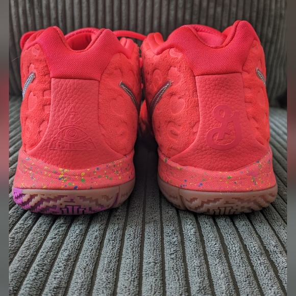 Nike Kyrie 4 Lucky Charms - Picture 2 of 9